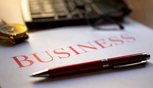 BUSINESSと赤字で書かれた画用紙 BUSINESSと赤字で書かれた画用紙の写真
