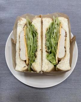 ハニーマスタードサラダチキンサンド ハニーマスタードサラダチキンサンドの写真
