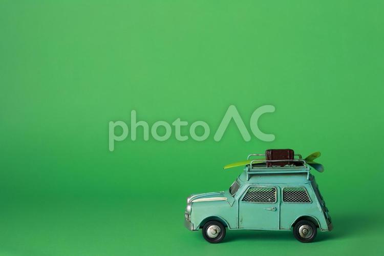 緑背景の自動車模型 玩具,エコ,エコカーの写真素材