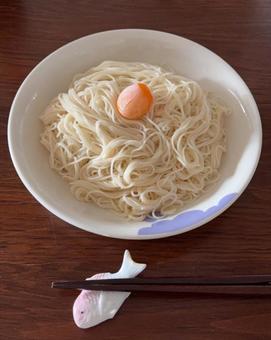 R7.07.22 ソーメンにトマトアイコ R7.07.22 ソーメンにトマトアイコ 昼食,ソーメン,トマトの写真素材