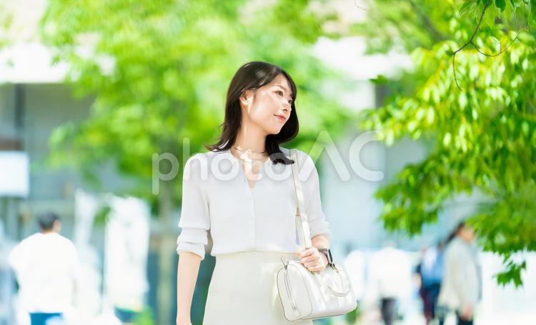 屋外を歩く笑顔の女性・ビジネスウーマン 女性,歩く,夏の写真素材