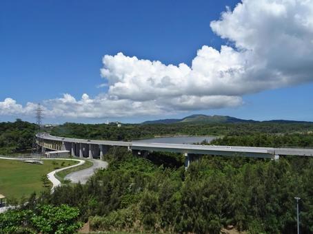 沖縄自動車道 億首川橋(おくびがわばし) 沖縄自動車道 億首川橋(おくびがわばし)の写真