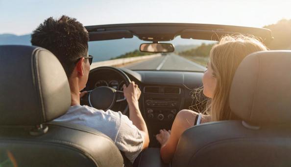 オープンカーに乗ってデートするカップル オープンカーに乗ってデートするカップル の写真