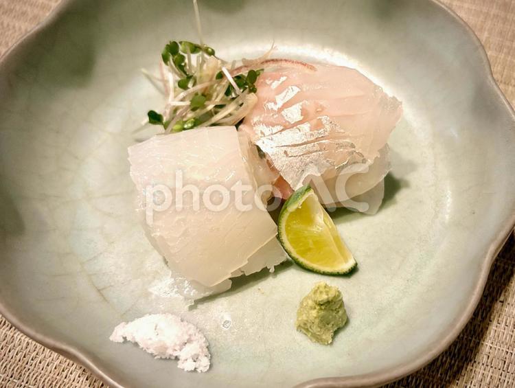 塩で食べるいかと鯛のお刺身盛り合わせ お造り,刺身,食べ物の写真素材