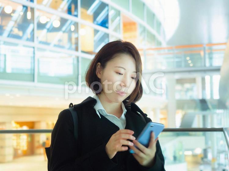 【女性】外回りの仕事をする女性 ol,オフィスレディ,女性の写真素材