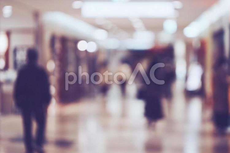 歩行者の後姿とぼかし風景 ビジネス,人物,歩くの写真素材