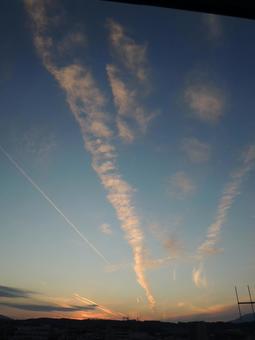 空 夕焼け オレンジ 飛行機雲 空 夕焼け オレンジ 飛行機雲の写真