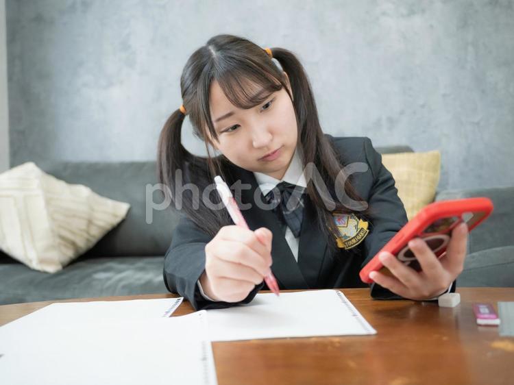 18：スマホで学習する女子高生 女子高生,スマホ学習,勉強アプリの写真素材