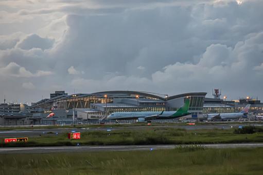 赤く染まる空とターミナル 赤く染まる空とターミナルの写真