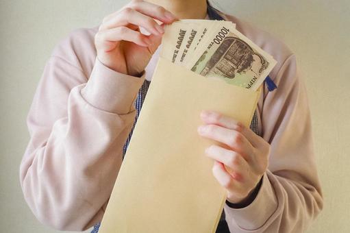 封筒のお札を確認する主婦 封筒,お金,金の写真素材