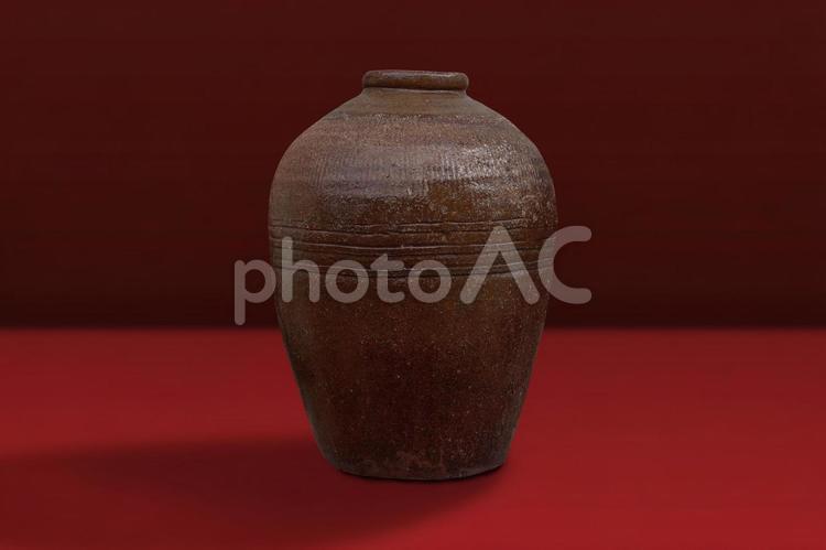 骨董品のイメージ　壺　赤背景　3284 骨董,つぼ,お宝の写真素材