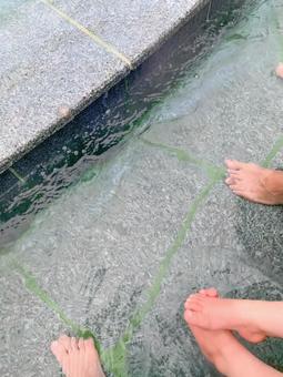親子で楽しむ足湯 足湯,温泉,母子の写真素材