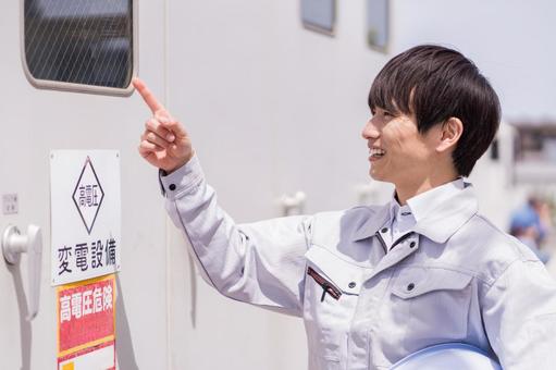 電圧施設をチェックする作業員の男性。 電圧施設をチェックする作業員の男性。 男性,人物,1人の写真素材