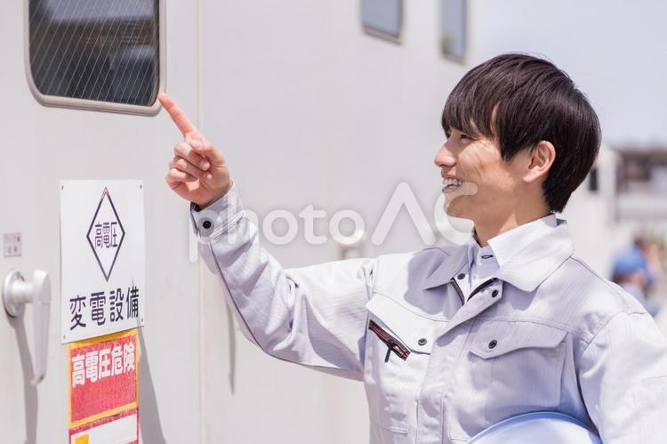 電圧施設をチェックする作業員の男性。 男性,人物,1人の写真素材
