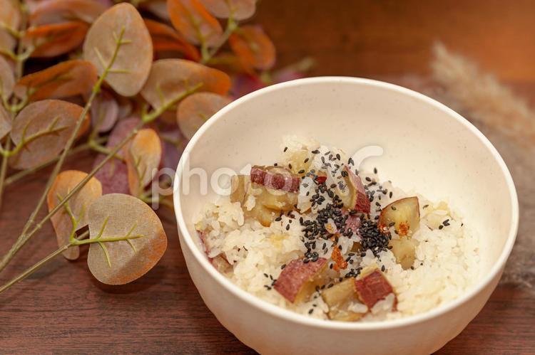 香ばしい黒ごまのさつまいもご飯 さつまいもご飯,秋の味覚,炊き込みご飯の写真素材