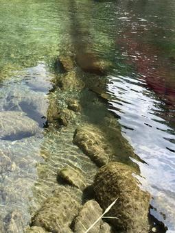 水中の石と光のコントラスト 水中,神秘的,太陽光の写真素材