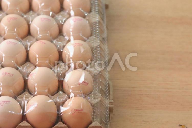 斜め上から見た卵パックの立体感ある構図  卵食材,食品,パッケージの写真素材