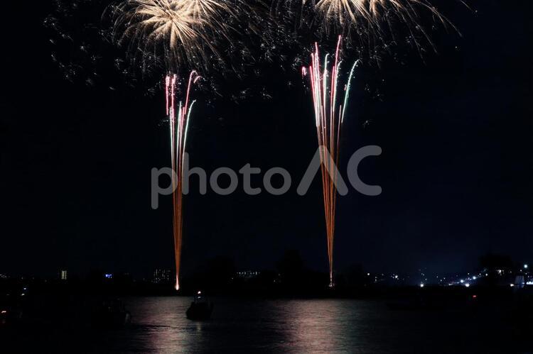 打ち上げ花火のイメージ背景素材 背景,夏,花火の写真素材
