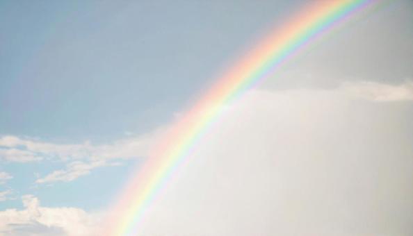 虹のかかった青空 虹のかかった青空の写真