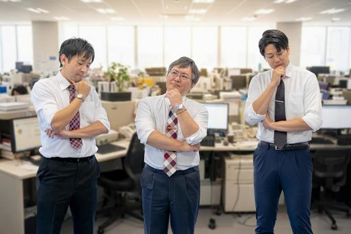 悩むビジネスチーム 男性,ビジネスマン,オフィスの写真素材