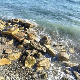 海の岩場  岩場,打ち寄せる波,海の写真素材