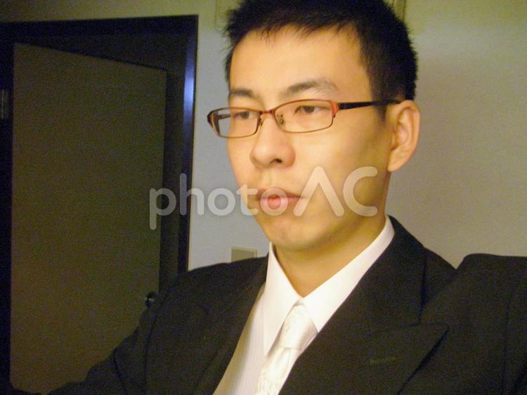 結婚式の装いを確認する男性 結婚式,白ネクタイ,白タイの写真素材
