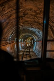暗闇を抜ける線路のトンネル トンネル,線路,鉄道の写真素材