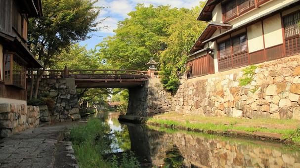 初秋の八幡堀白雲橋北詰めの灯篭と家並み 初秋の八幡堀白雲橋北詰めの灯篭と家並み 八幡堀,初秋,白雲橋の写真素材