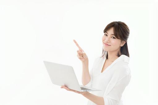 若い女性 ノートパソコン 若い女性 ノートパソコン ノートパソコン,指差し,ビジネスウーマンの写真素材