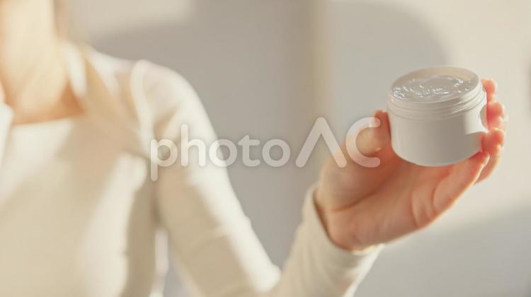 クリームを持っている女性の上半身 女性,外国人,1人の写真素材
