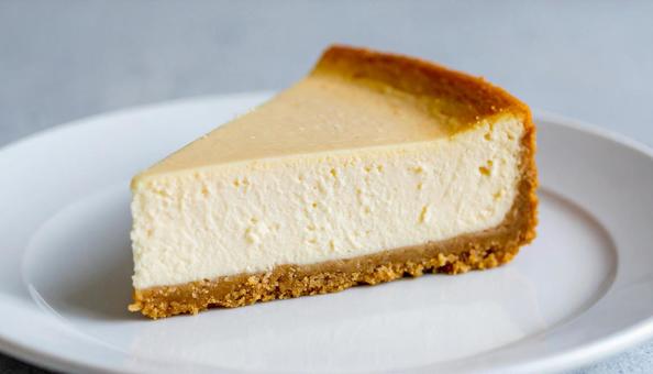 カットされた白い皿の上のチーズケーキ カットされた白い皿の上のチーズケーキの写真