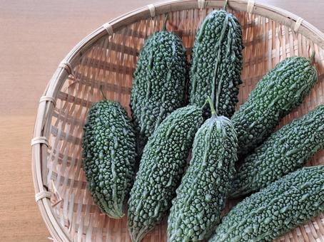 採れたて夏野菜ゴーヤのザル盛_4 採れたて夏野菜ゴーヤのザル盛_4 夏野菜,野菜,ゴーヤの写真素材