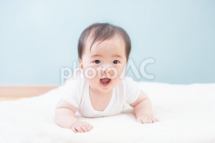 うつ伏せになった笑顔の赤ちゃん 赤ちゃん,赤ん坊,あかんぼうの写真素材