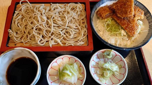 そばカツ定食 そばカツ定食の写真