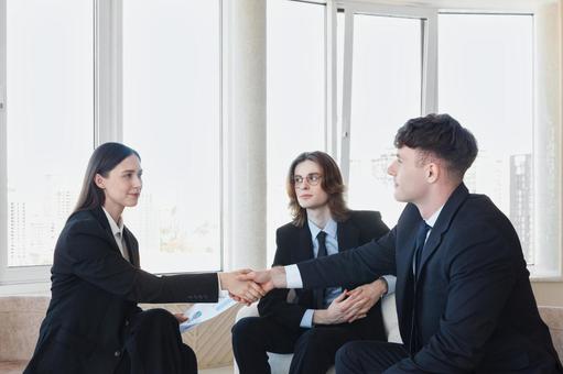 座って握手をする男女 男女,外国人,ビジネスの写真素材