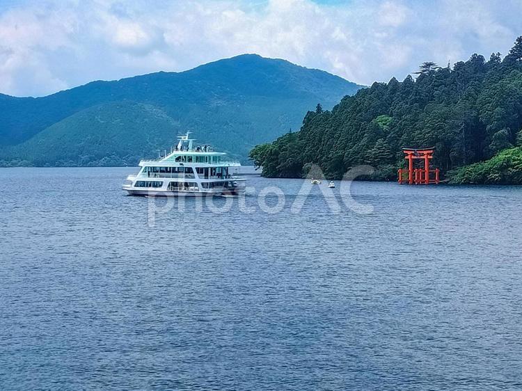 元箱根港から見る平和の鳥居と箱根遊船 芦ノ湖,箱根神社,平和の鳥居の写真素材