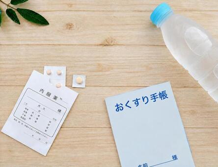おくすり手帳と内服薬 おくすり手帳,内服薬,薬の写真素材
