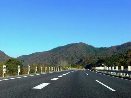 晴れ渡る空と道路 晴れ渡る空と道路 道路,快晴,空の写真素材