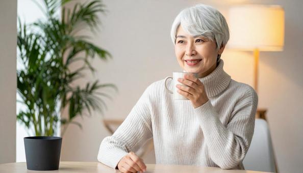 休日のニットのタートルネックを着た女性 休日のニットのタートルネックを着た女性の写真