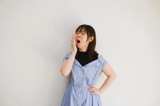 あくびする女性 あくびする女性 あくび,ねむい,睡眠の写真素材