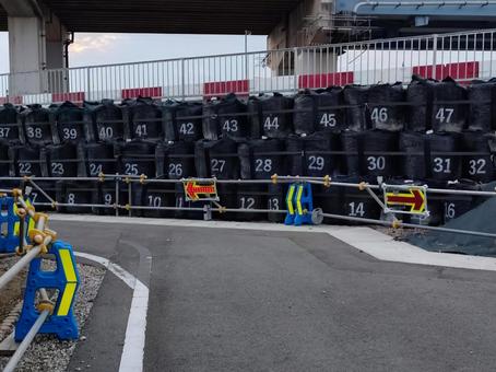 土嚢が積まれた工事現場の迂回路 迂回,歩道,カラーコーンの写真素材