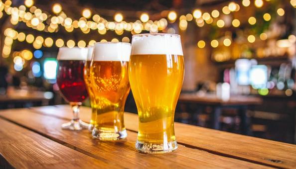 並べられたクラフトビール 並べられたクラフトビールの写真