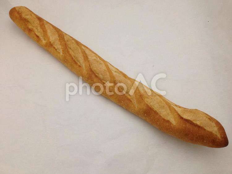 切れ込みが入ったフランスパン・バゲット バゲット,フランスパン,パンの写真素材