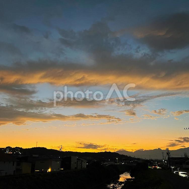 【夕暮れ】川と山のある風景 マジックアワー,夕暮れ,夕焼けの写真素材