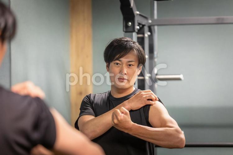 腕の筋肉を見る男性 筋肉,マッチョ,腕の写真素材
