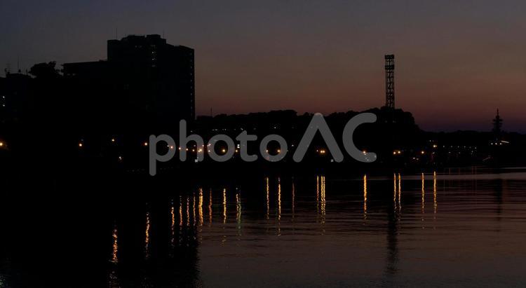 夕暮れの横須賀港 海,凪,横須賀の写真素材