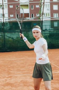 ラケットを振りあえげ構える女性選手 女性,外国人,テニスの写真素材