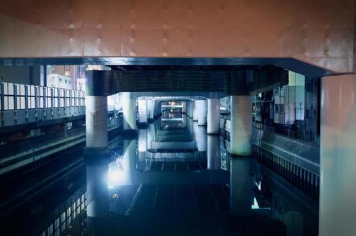 夜の高速橋脚下イメージ素材 夜の高速橋脚下イメージ素材の写真