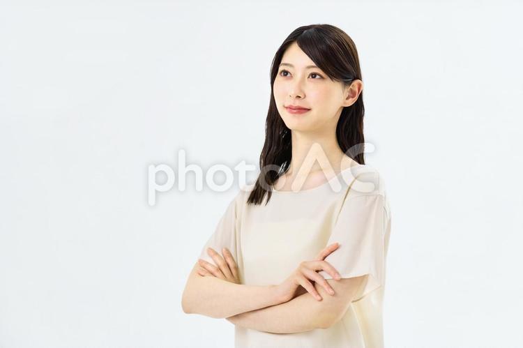 腕組みをして考える女性　主婦　ビジネス 腕組み,ビジネスウーマン,女性の写真素材