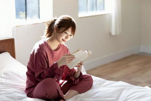 読書をする女性 読書をする女性 女性,人物,ベッドの写真素材